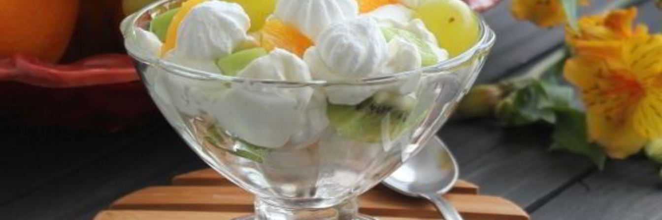 Десерт Фрукты со сливками