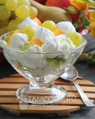 Десерт Фрукты со сливками