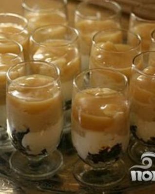 Десерт с йогуртом, черносливом и бренди