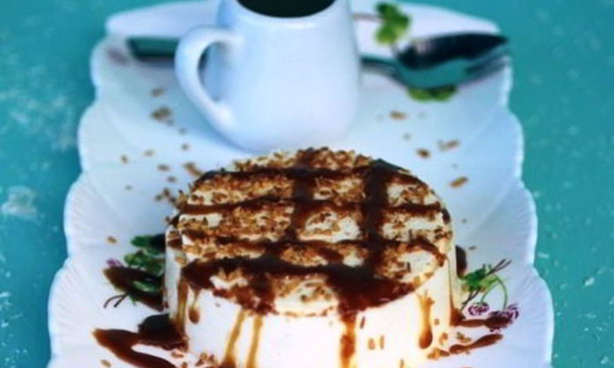 Рецепт кокосового пудинга с карамельныма соусома