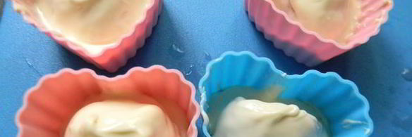 конфеты клубника в белом шоколаде