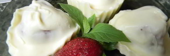 конфеты клубника в белом шоколаде