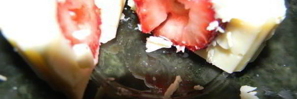 конфеты клубника в белом шоколаде