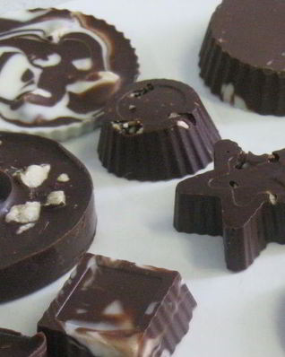 Шоколадные конфеты с брусникой и фундуком