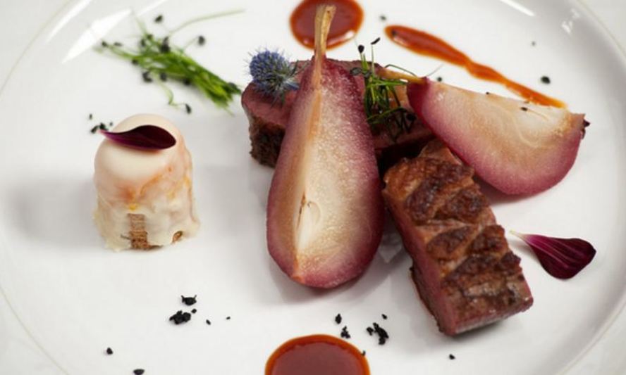 Рецепт утиной грудки с грушей в портвейне и конфетой из фуа-гра