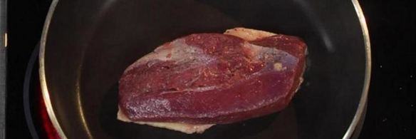 утиная грудка с грушей в портвейне и конфетой из фуа-гра