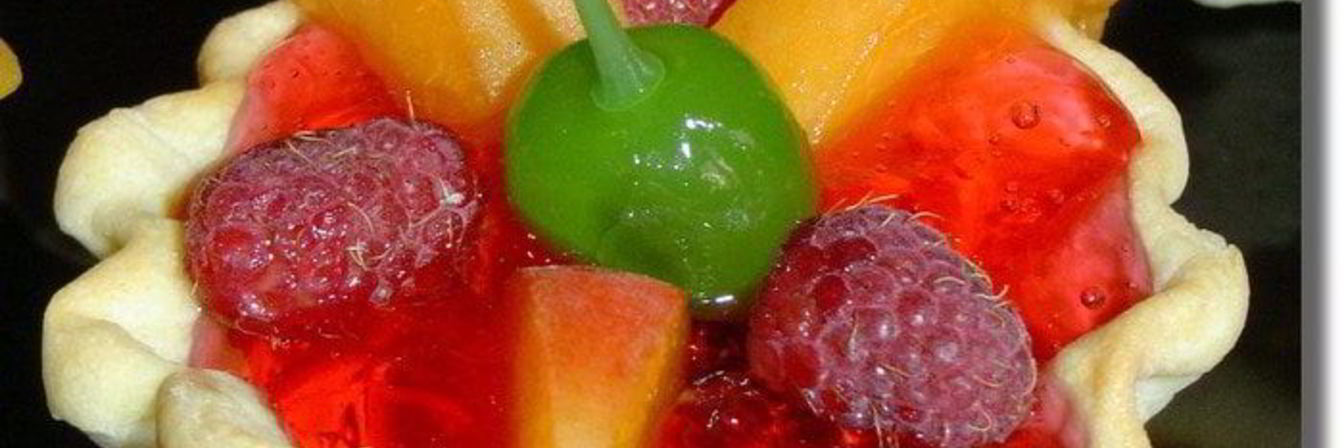 Корзиночки Фрукты в малиновом желе