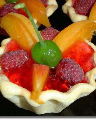 Корзиночки Фрукты в малиновом желе