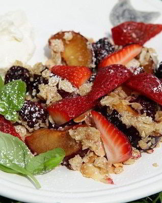 Крамбл с ежевикой, клубникой и сливами