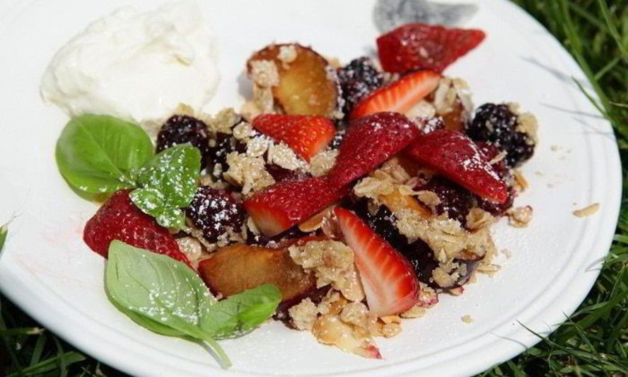 Рецепт крамбла с ежевикой, клубникой и сливами