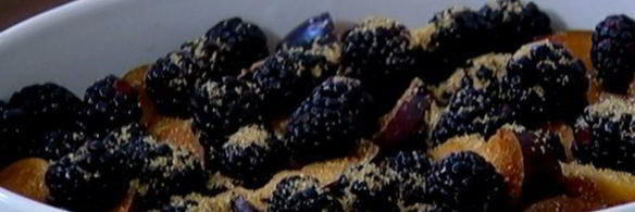 крамбл с ежевикой, клубникой и сливами