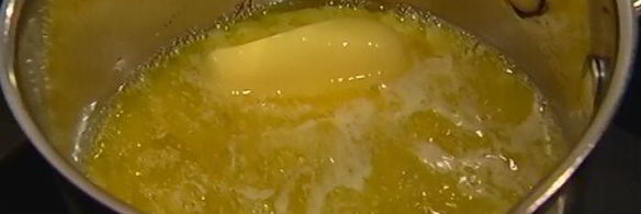 крамбл с ежевикой, клубникой и сливами