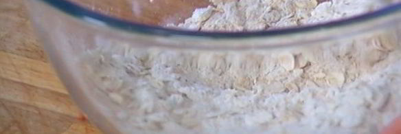 крамбл с ежевикой, клубникой и сливами