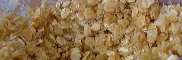 крамбл с ежевикой, клубникой и сливами