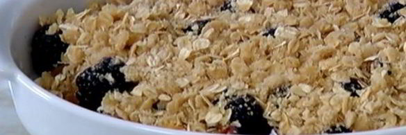 крамбл с ежевикой, клубникой и сливами