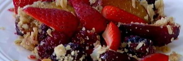 крамбл с ежевикой, клубникой и сливами