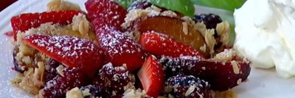 крамбл с ежевикой, клубникой и сливами