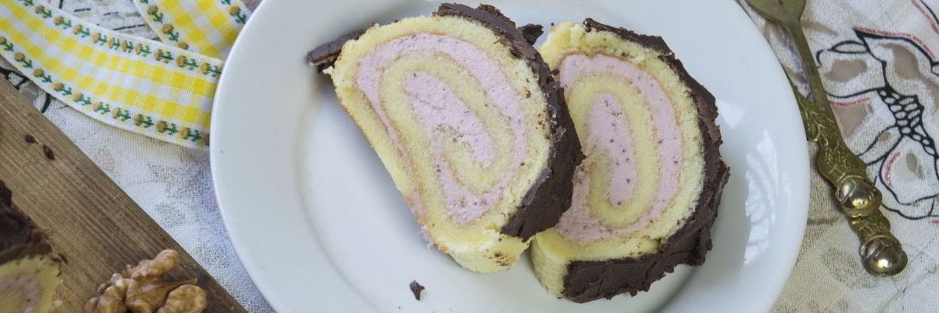 Бисквитный рулет с клубничным кремом