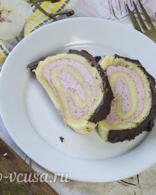 Бисквитный рулет с клубничным кремом