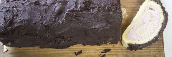 бисквитный рулет с клубничным кремом