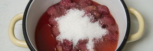 бисквитный рулет с клубничным кремом