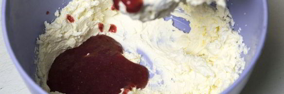 бисквитный рулет с клубничным кремом