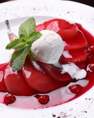 Груши, припущенные в портвейне с клюквенным соком, с сиропом из портвейна и йогуртовым кремом