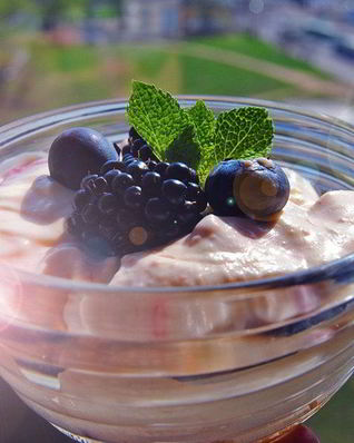 Нежный крем из маскарпоне с ягодами