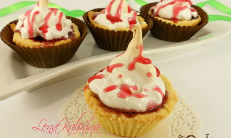 Рецепт песочных корзиночек с вишневым джемом и белковым кремом