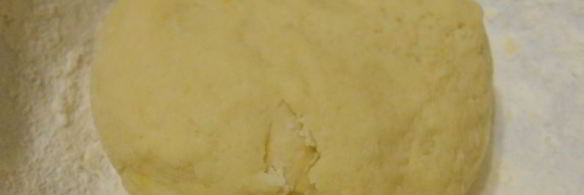 песочные корзиночки с вишневым джемом и белковым кремом