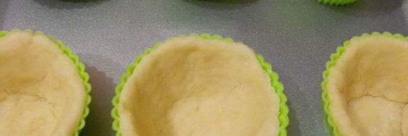 песочные корзиночки с вишневым джемом и белковым кремом