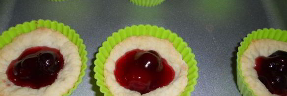 песочные корзиночки с вишневым джемом и белковым кремом