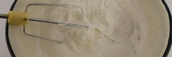 песочные корзиночки с вишневым джемом и белковым кремом