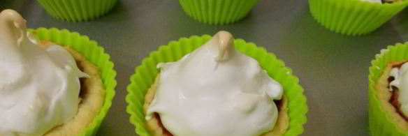 песочные корзиночки с вишневым джемом и белковым кремом