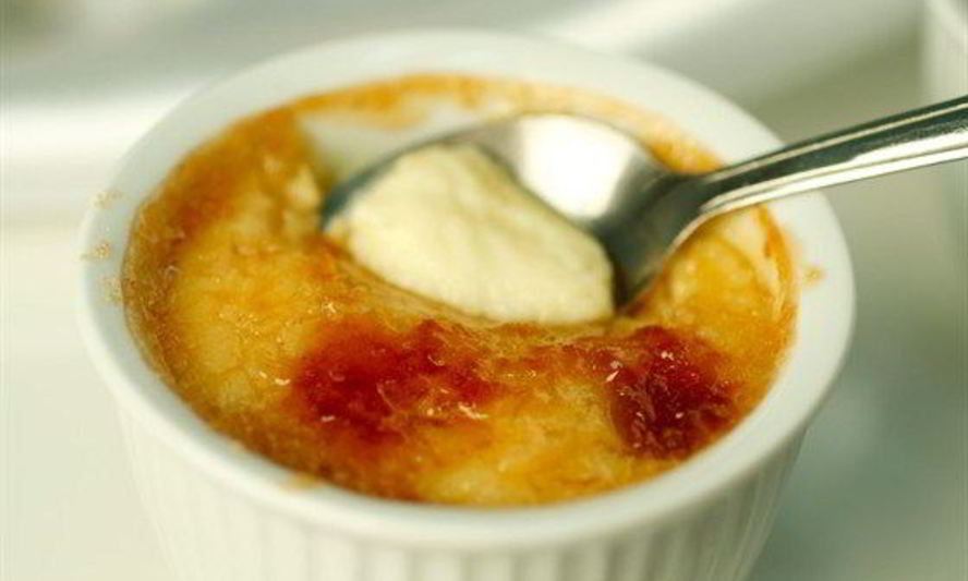 Рецепт сливочного манного пудинга в стиле крем-брюле