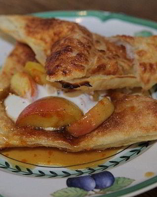 Яблоки на слоеном тесте со сметанным кремом