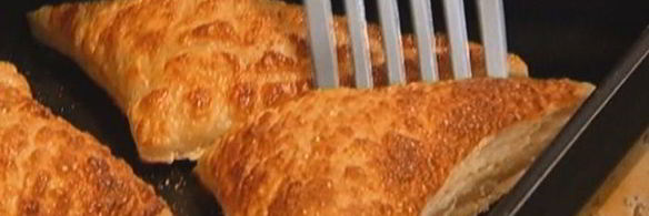 яблоки на слоеном тесте со сметанным кремом