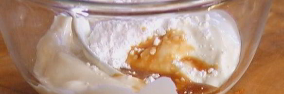 яблоки на слоеном тесте со сметанным кремом