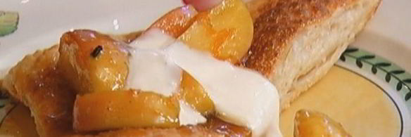 яблоки на слоеном тесте со сметанным кремом