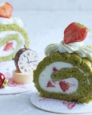 Зеленый рулет с творожно-сырным кремом и клубникой