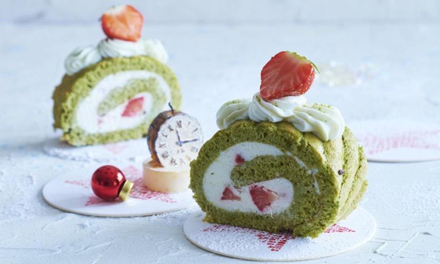 Рецепт зеленого рулета с творожно-сырным кремом и клубникой