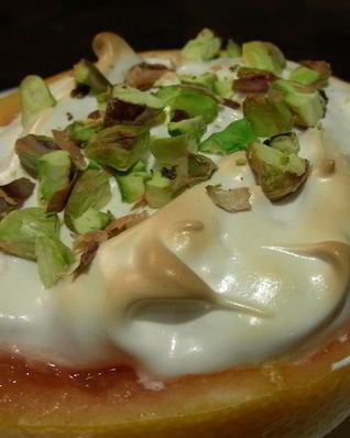 Легкий десерт из грейпфрута с меренгой и фисташками