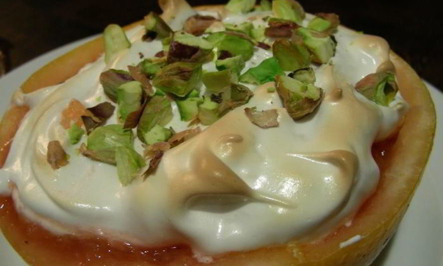 Рецепт легкого десерта из грейпфрута с меренгой и фисташками