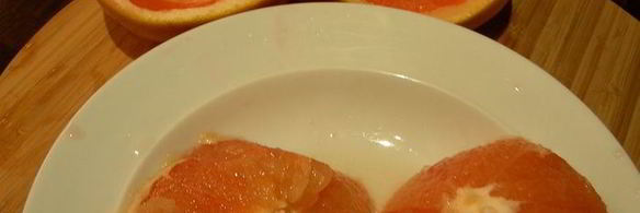 легкий десерт из грейпфрута с меренгой и фисташками