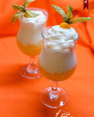 Десерт из грушевого желе, мороженого и взбитых сливок