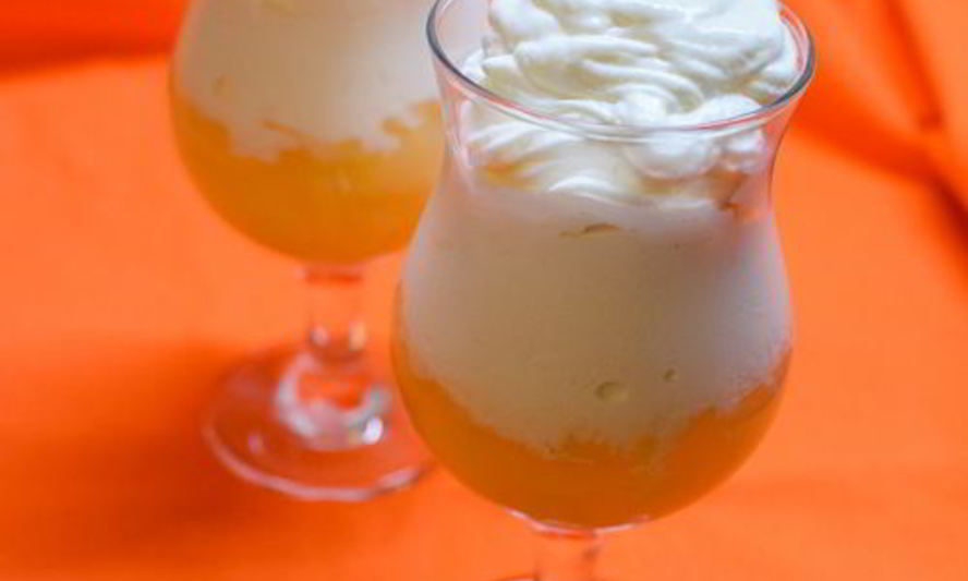 Рецепт десерта из грушевого желе, мороженого и взбитых сливок