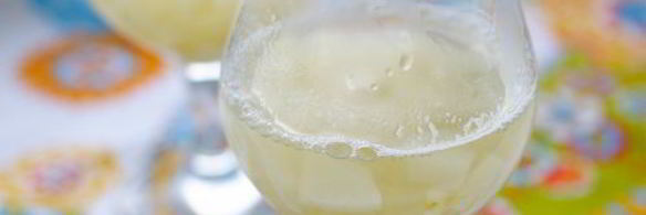 десерт из грушевого желе, мороженого и взбитых сливок