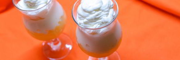 десерт из грушевого желе, мороженого и взбитых сливок