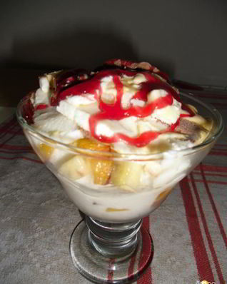 Десерт мороженое с фруктами