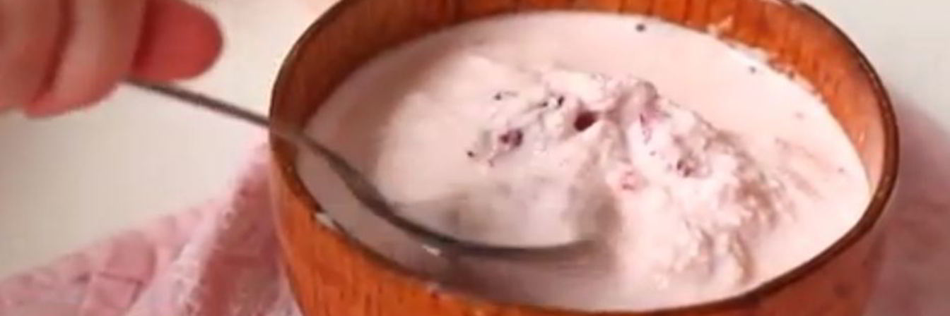 Домашнее клубничное мороженое в пакете